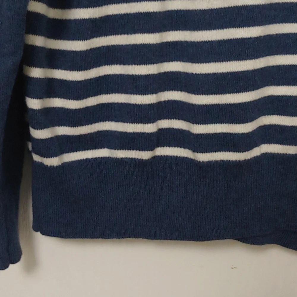 Crown & Ivy Blue Cashmere Blend Crewneck Sweater. Size Large. NWT $65